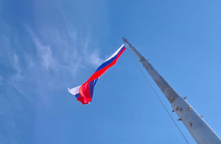 Российский флаг снова установлен на Ворошиловском проспекте в Ростове-на-Дону