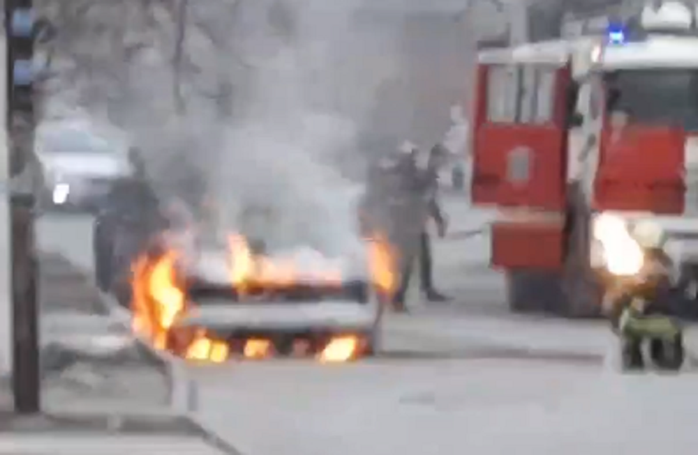 В Ростове-на-Дону на Беляева дотла сгорела легковушка утром 7 марта