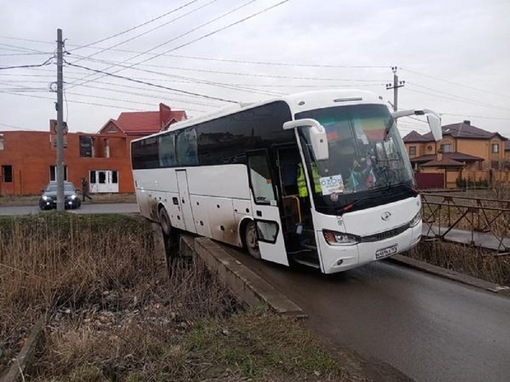 В Батайске автобус с пассажирами съехал с мостика на Ленинградской