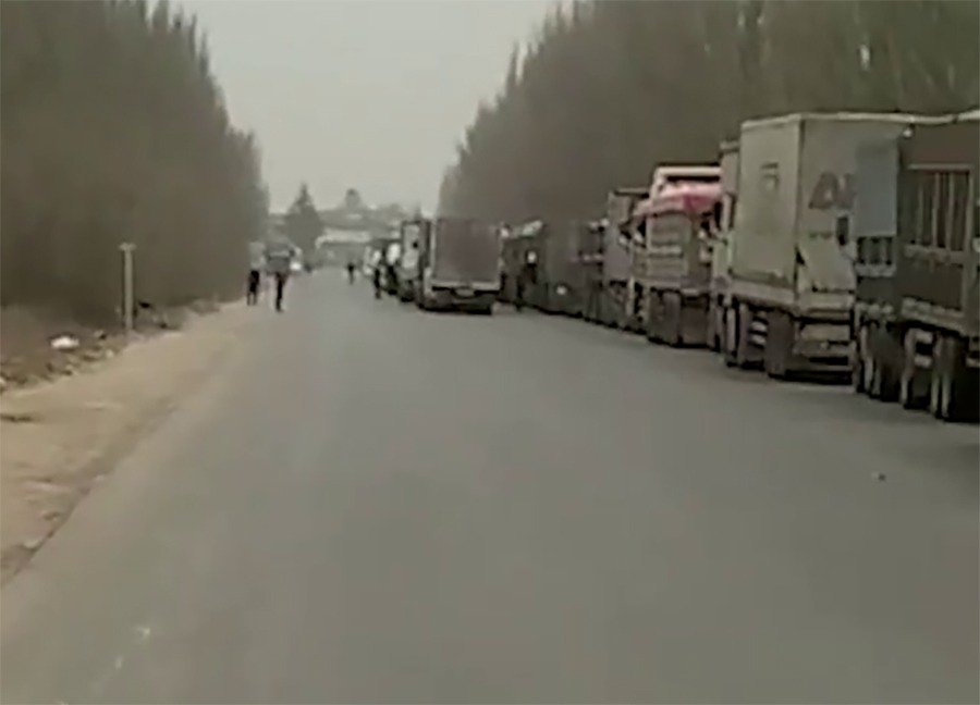 Дальнобойщик из Ростовской области снял на видео огромную пробку на КПП из ДНР