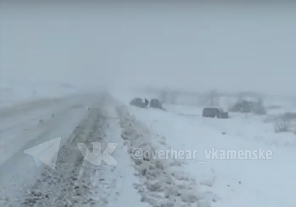 В Ростовской области штормовой ветер сдул все машины с трассы
