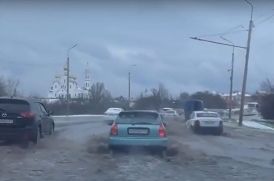 На улицах в Ростове-на-Дону начался потоп из-за растаявшего снега днем с 31 марта