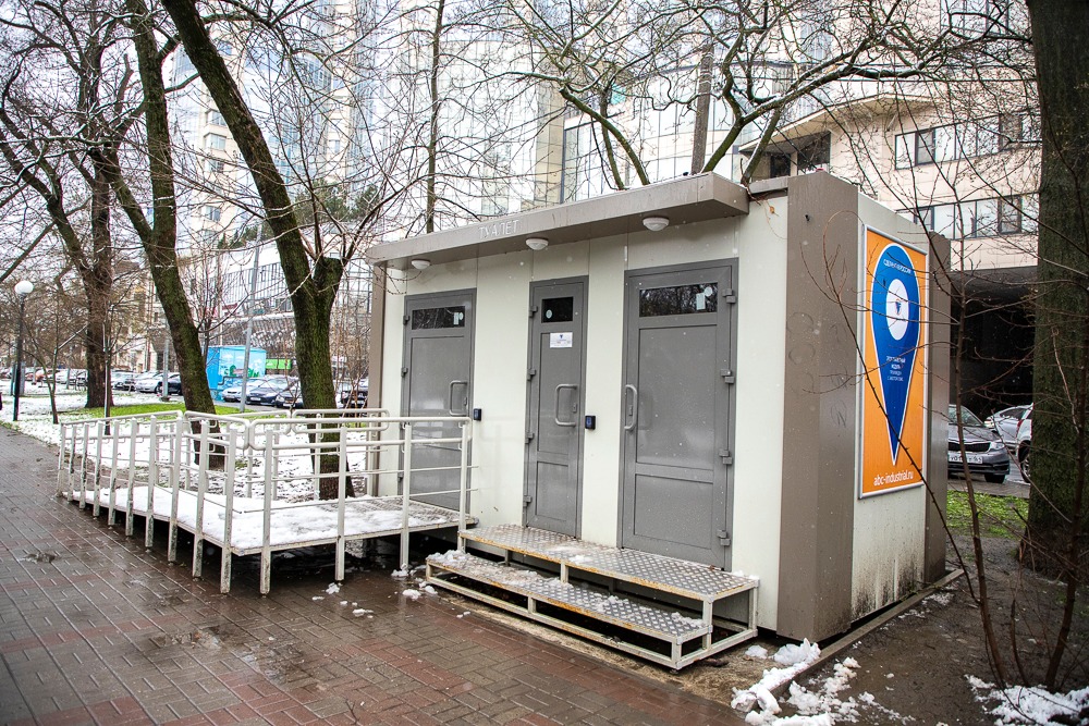 В Ростове-на-Дону проверили работу модульных уличных туалетов