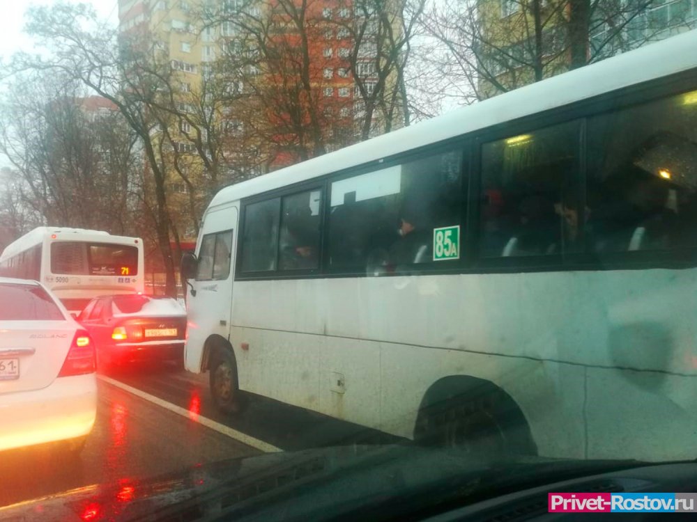 В Ростове-на-Дону коляска с младенцем рухнула на пол маршрутки из-за водителя-лихача