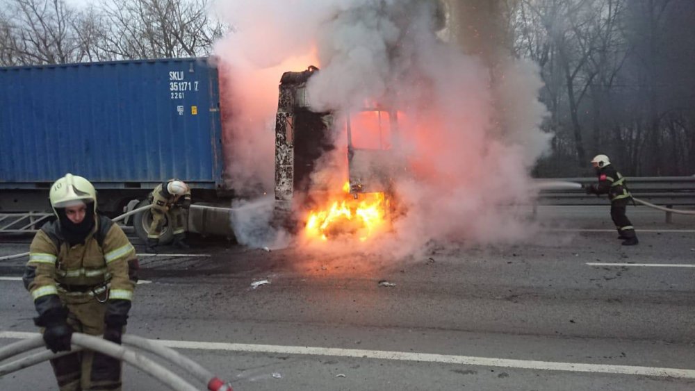 Огнем полностью уничтожен грузовик на трассе М-4 «Дон» в Ростовской области