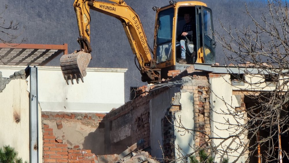 На улице Вавилова в Ростове-на-Дону начали демонтировать постройки для реконструкции дороги