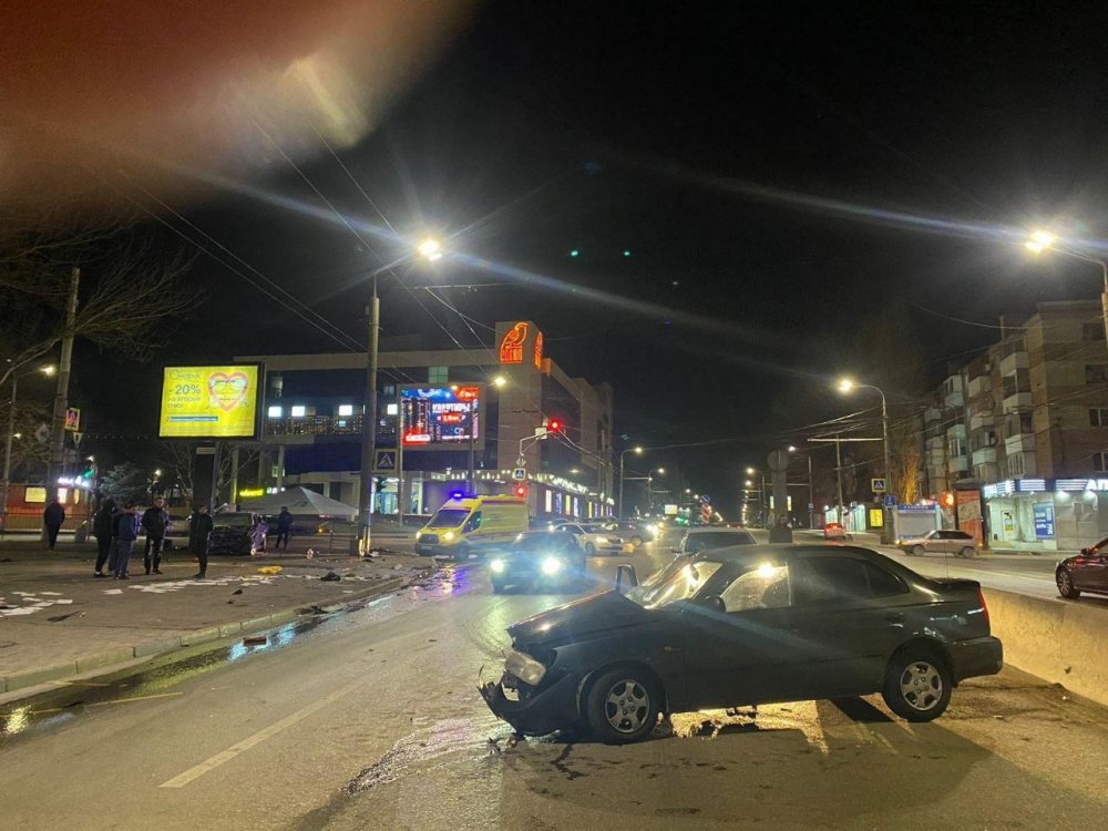 В ночь на 14 марта два водителя пострадали в страшном ДТП на проспекте Стачки в Ростове