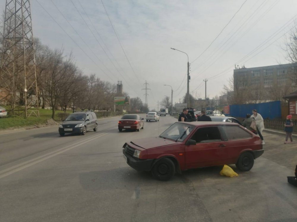 В Ростове разыскивают водителя ВАЗа, который сбежал после тройного ДТП