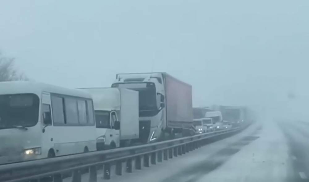 Движение всех грузовиков ограничено в Ростовской области из-за снегопада днем 30 марта