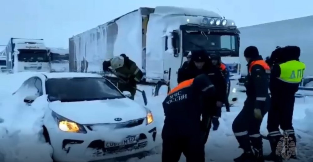 Спасатели эвакуируют замерзающих людей с места затора на трассе М-4 «Дон» в Ростовской области
