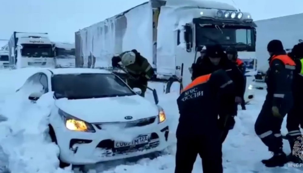 Появились видео с извлечением авто из снежного плена и пробки на М-4 в Ростовской области