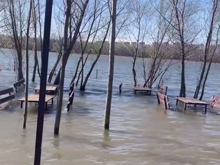 В Ростове начался потоп на Левом берегу Дона, кафе уходят под воду