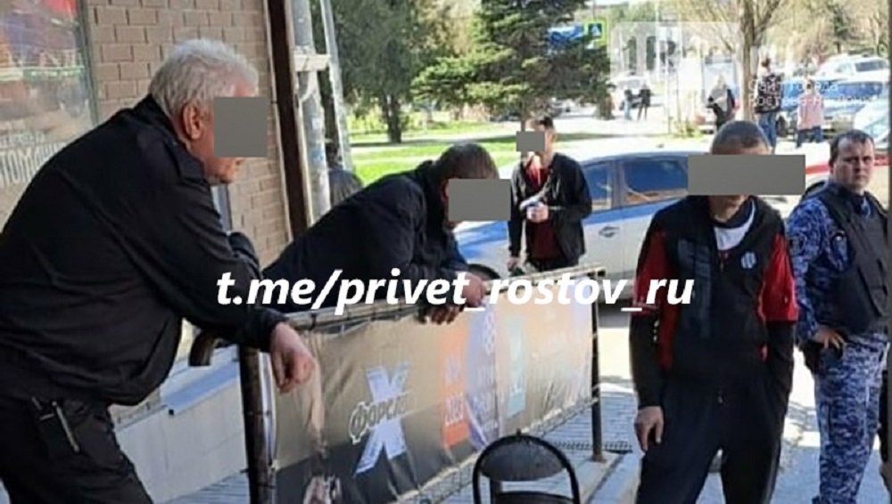 В Ростове-на-Дону днем 2 апреля в ТЦ толпой жестоко избили ребенка-инвалида