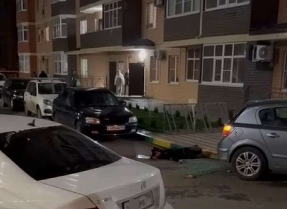 В Ростове-на-Дону на Тибетской мужчина выпал из многоэтажки на припаркованную машину вечером 3 апреля