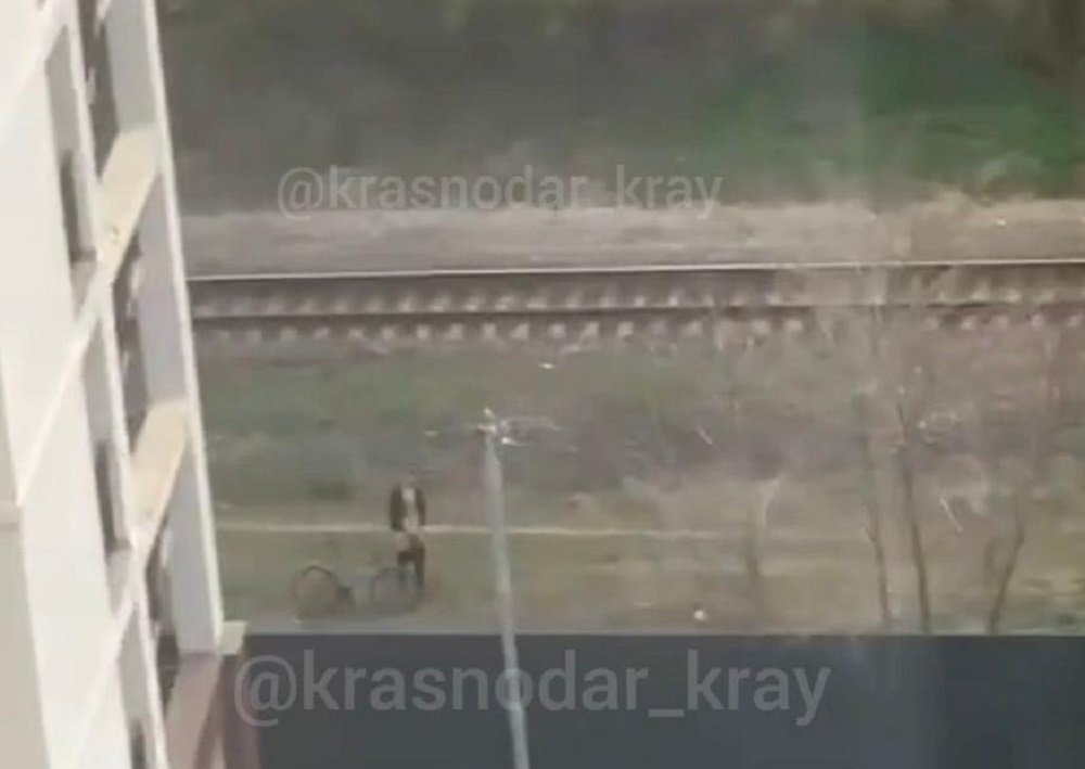 В Краснодаре очевидцы сняли на видео онаниста, удовлетворяющего себя у детской площадки
