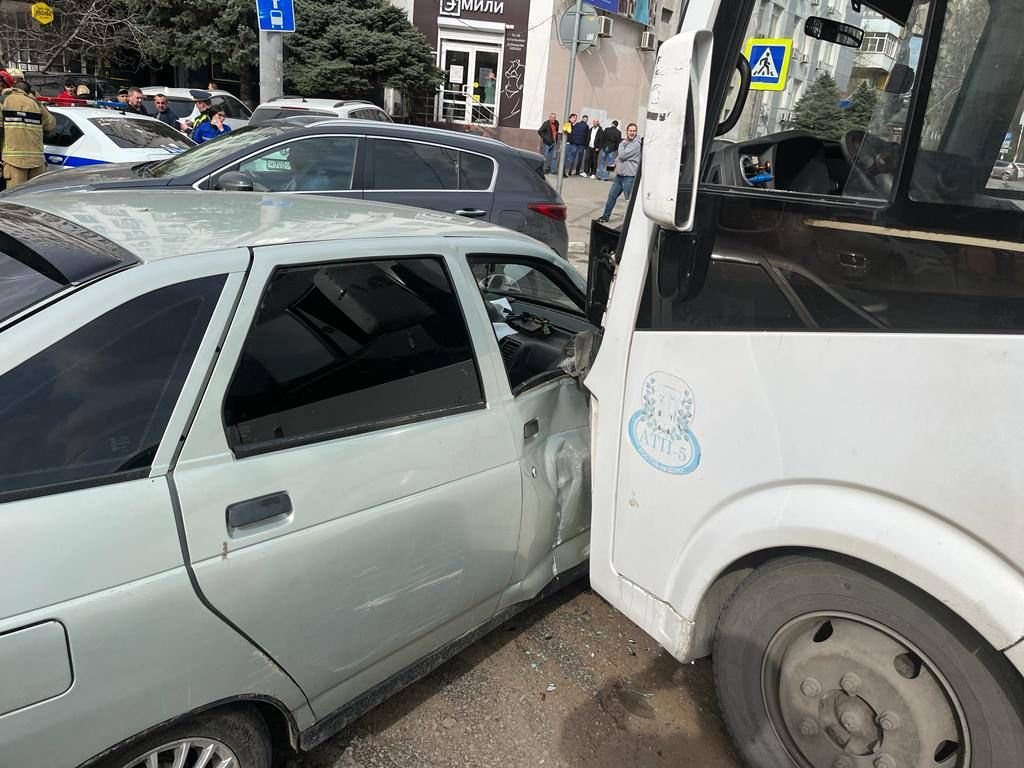 Четыре человека пострадали в аварии с маршруткой в центре в Ростове днём 7  апреля