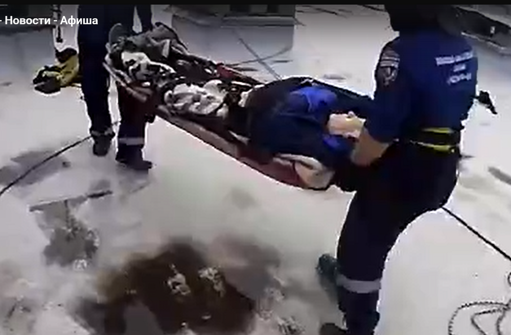 В Ростове 59-летнего мужчину с инфарктом спускали с крыши с помощью альпинистов