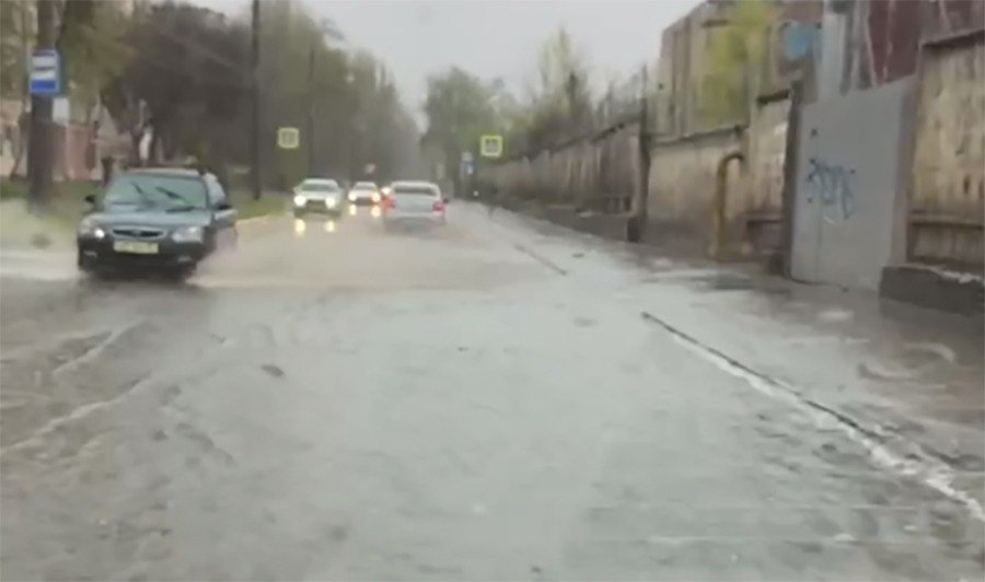 В Ростове-на-Дону вода стала массово затоплять дороги из-за дождя утром с 13 апреля