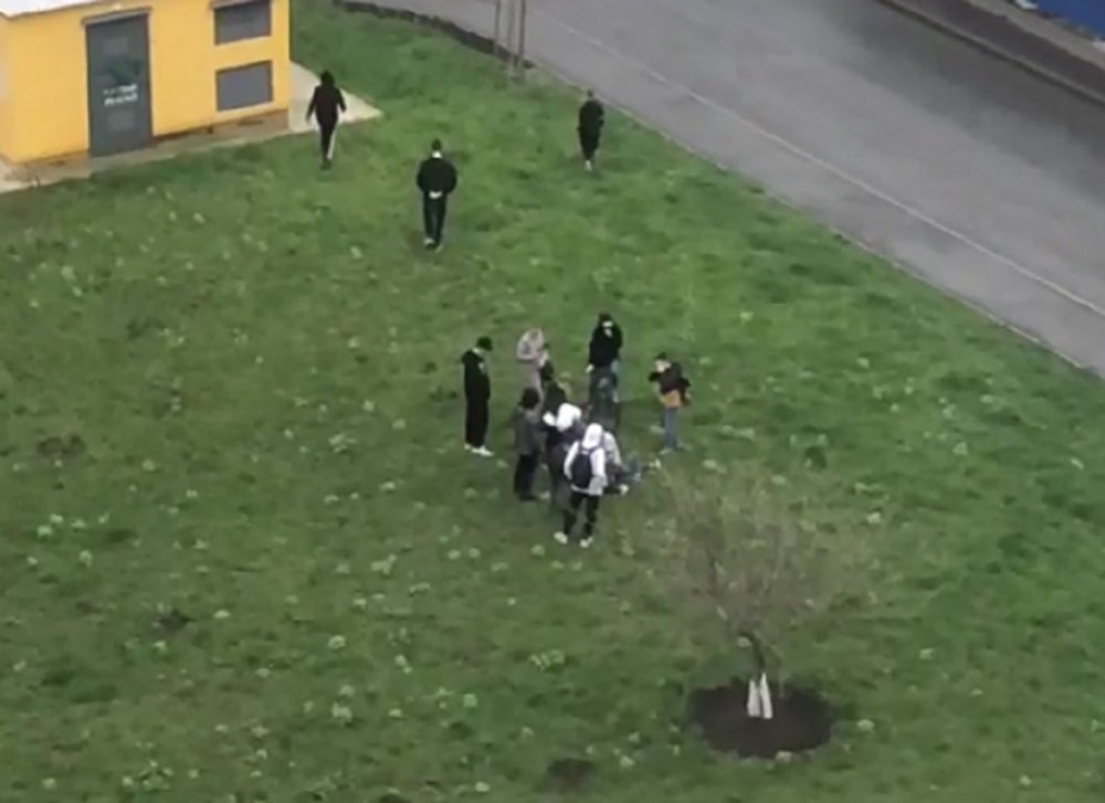 В Ростове очевидцы сняли на камеру драку школьников