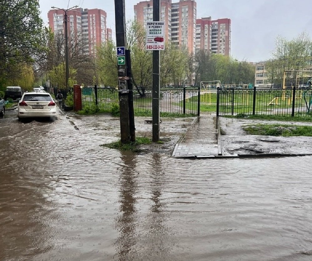 В Ростове полностью затопило дорогу к школе №112 в Советском районе днем 13 апреля