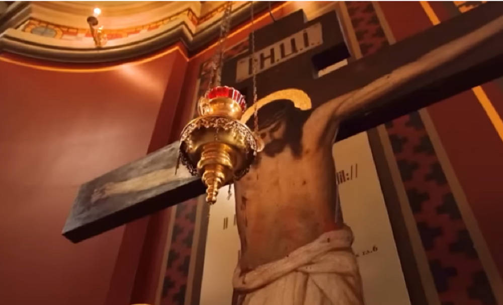 В Патриаршем соборе в Новочеркасске начало кровоточить распятие Иисуса Христа в апреле