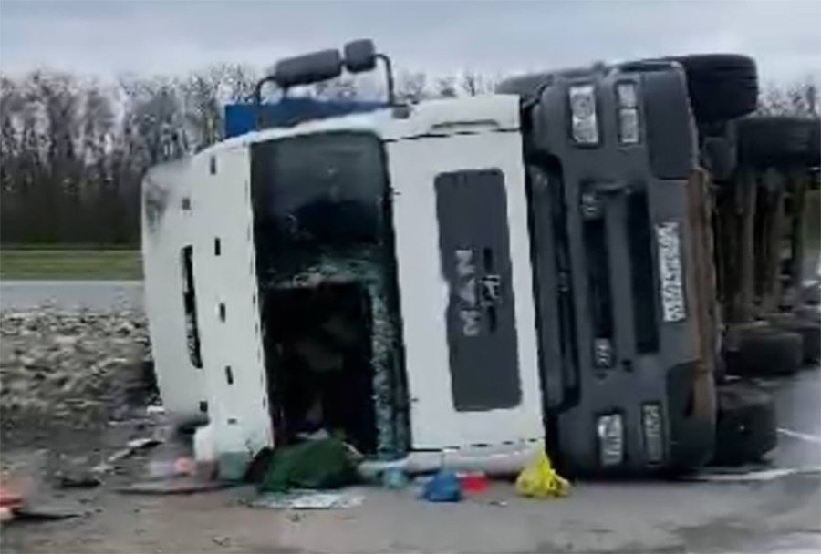 В Ростовской области водитель грузовика умер за рулем от сердечного приступа днем 15 апреля