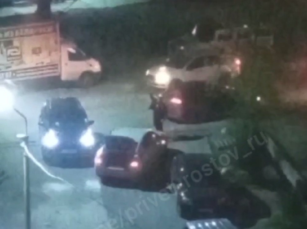 В Ростове на Северном в ходе конфликта один из автомобилистов разбил машину топором