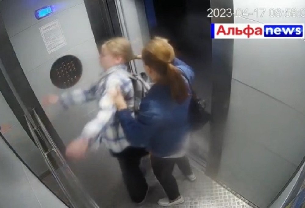 Жительница Краснодара в лифте била и душила дочь-школьницу за причёску