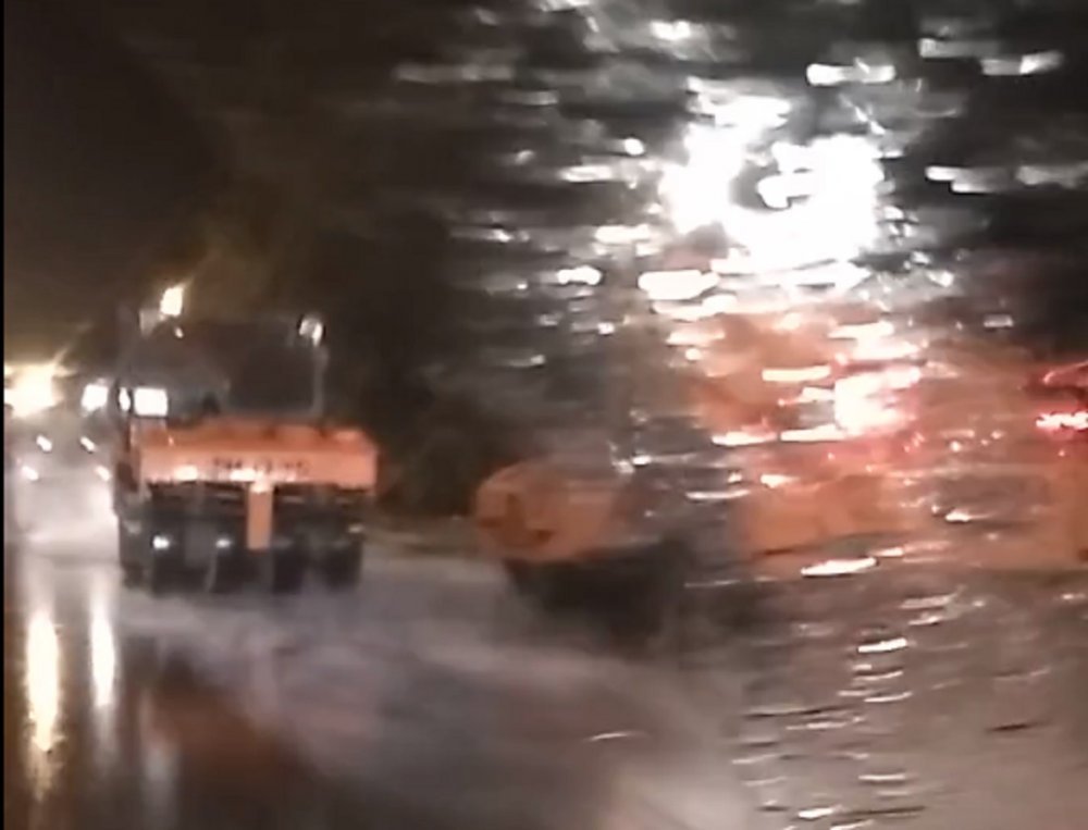 Жители в Ростове заявили, что дорожники уложили асфальт в лужи на улице Особенной