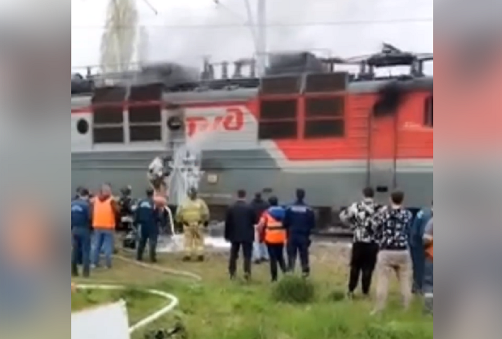 В Ростовской области во время движения загорелся локомотив грузового поезда днем 22 апреля