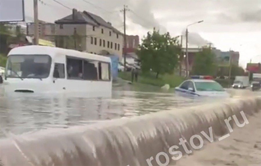 Мощный потоп днем 28 апреля не вызвал серьёзных проблем в Ростове, заявили власти
