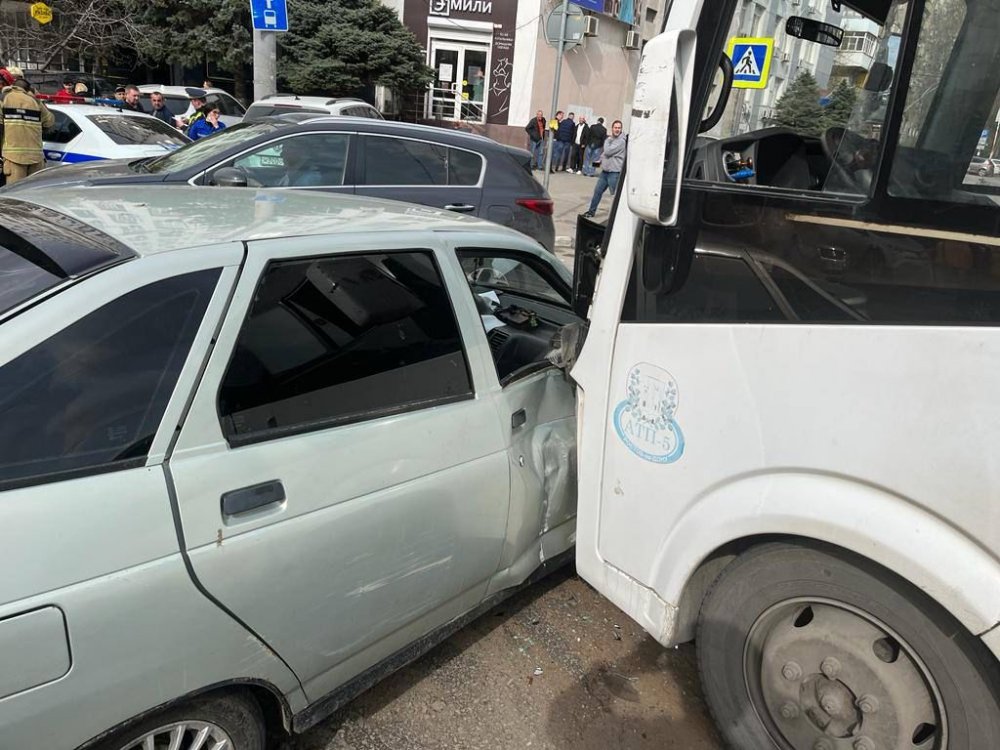 Четыре человека пострадали в аварии с маршруткой в центре в Ростове днём 7 апреля