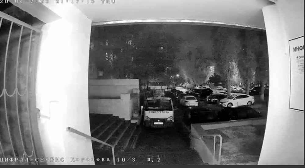 Вспышку в небе и взрывы зафиксировали камеры видеонаблюдения на севере Ростова-на-Дону