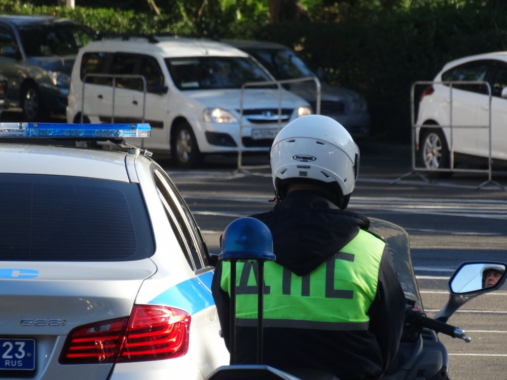В Ростове-на-Дону полицейский из ДПС на служебной машине сбил подростка на мотоцикле