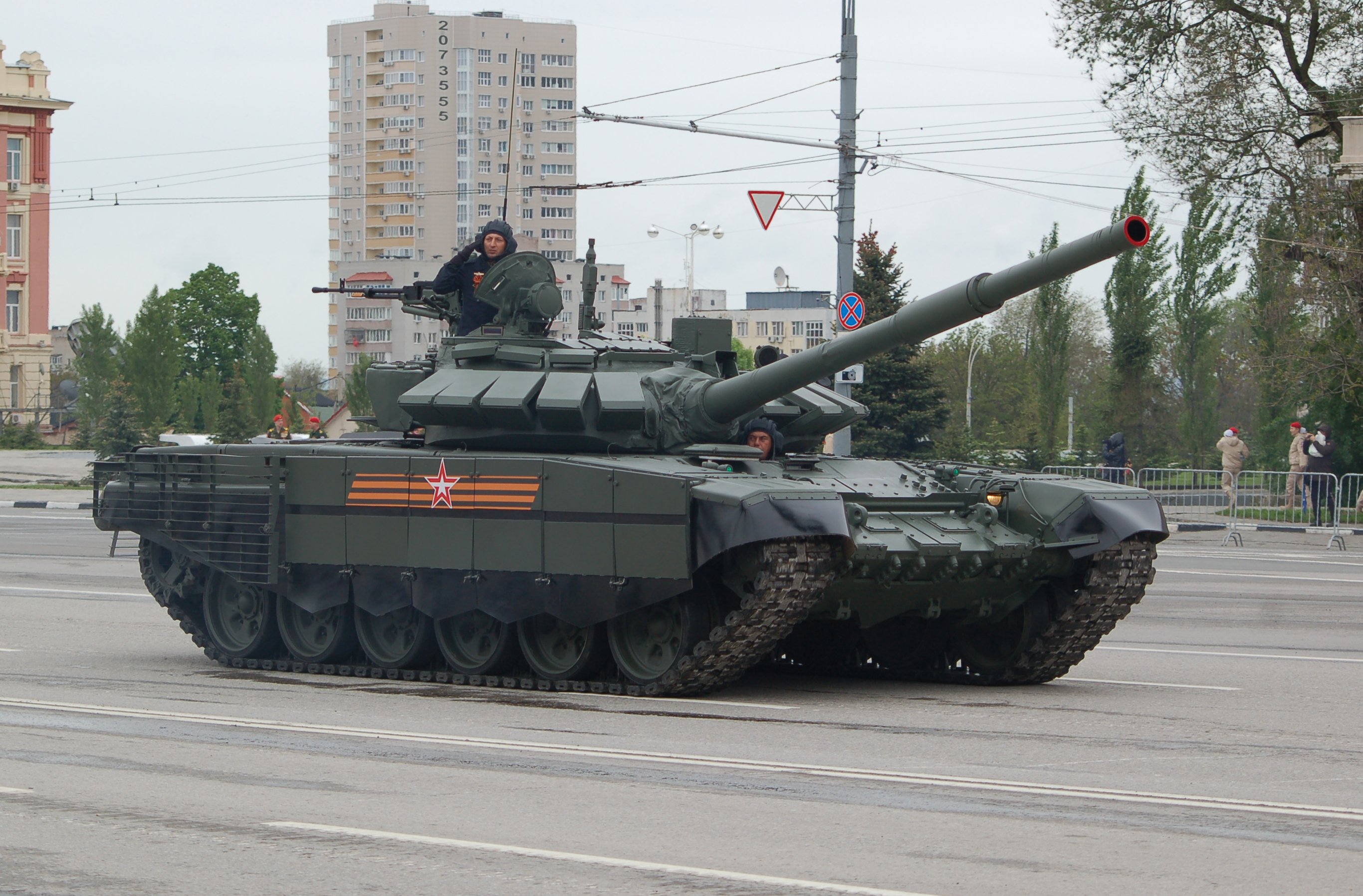 Парад в честь Дня Победы 9 мая прошел на Театральной площади в Ростове