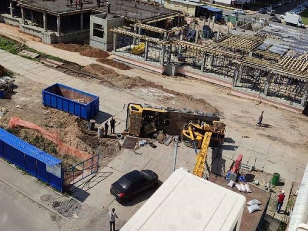 В ростовском микрорайоне Суворовский обрушился строительный кран днём 20 мая