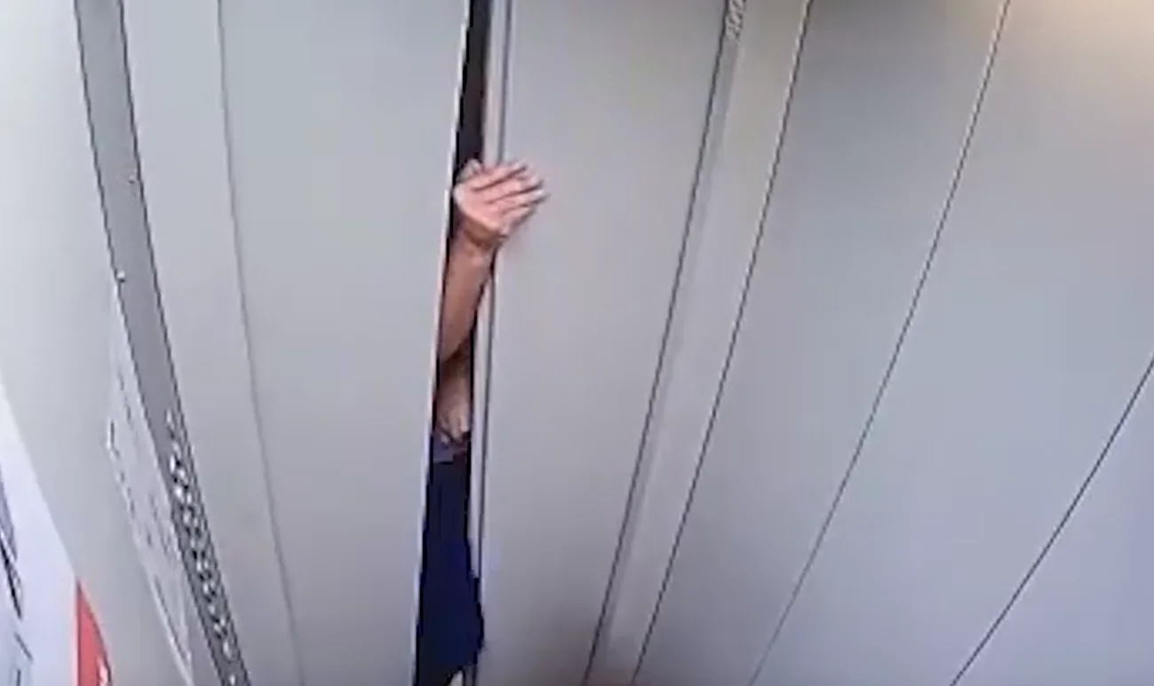 В Ростове мужчина, испугавшись за ребенка, сломал двери лифта