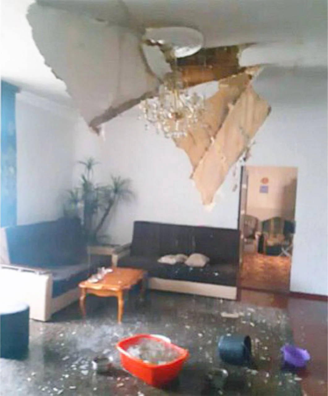 В Ростове-на-Дону град насквозь пробил крышу частного дома на ЗЖМ