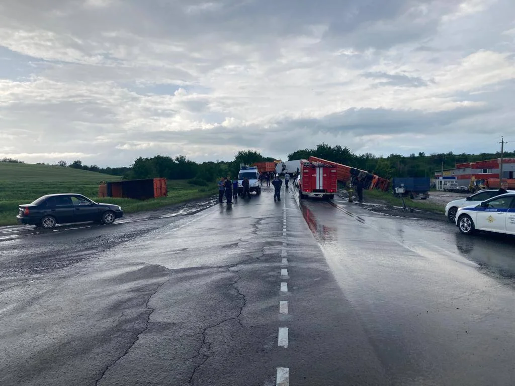 В смертельном ДТП на трассе под Каменоломнями погиб водитель большегруза