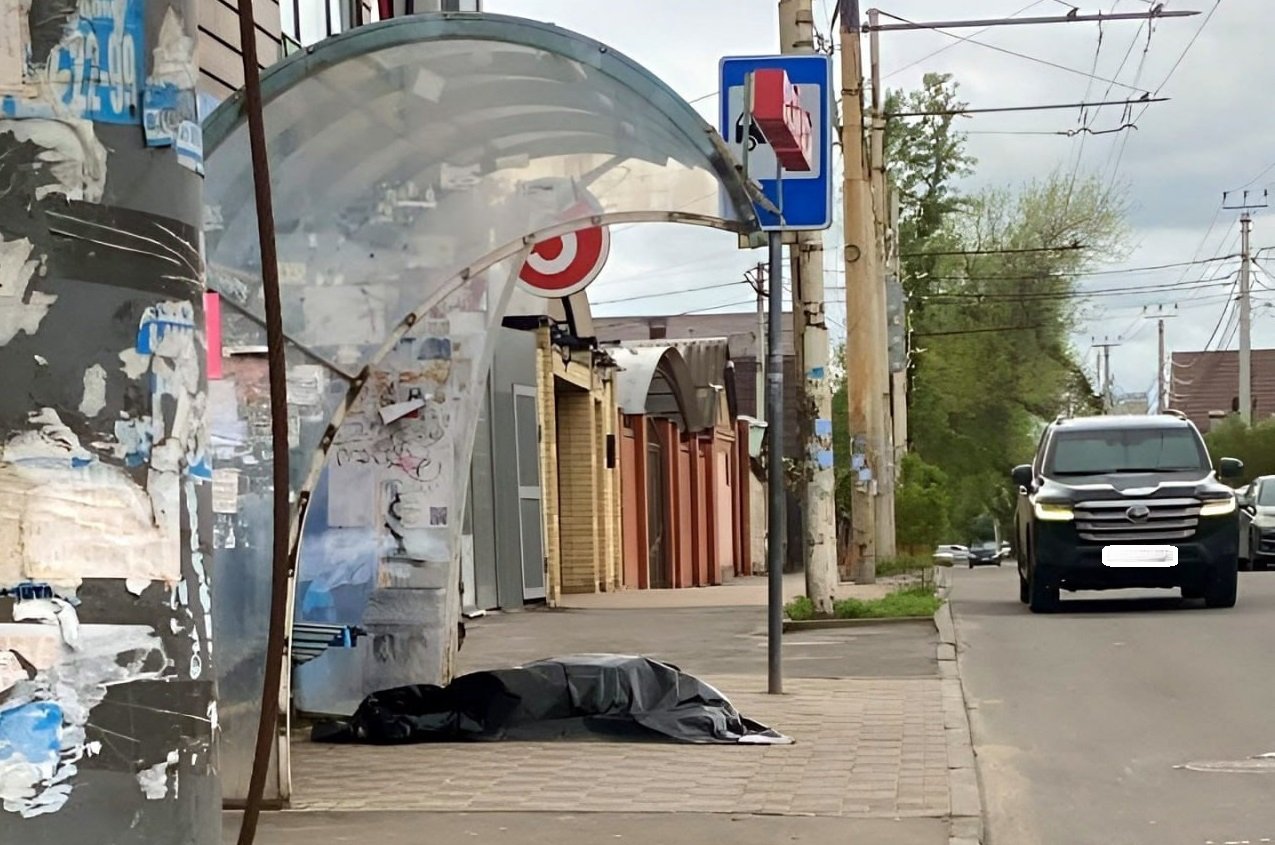 Труп мужчины был найден днем 30 апреля на остановке на улице Богданова в Ростове-на-Дону