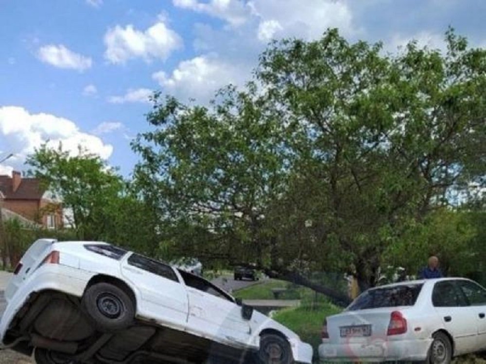 В Батайске сразу два автомобиля провалились в канаву днем 16 мая