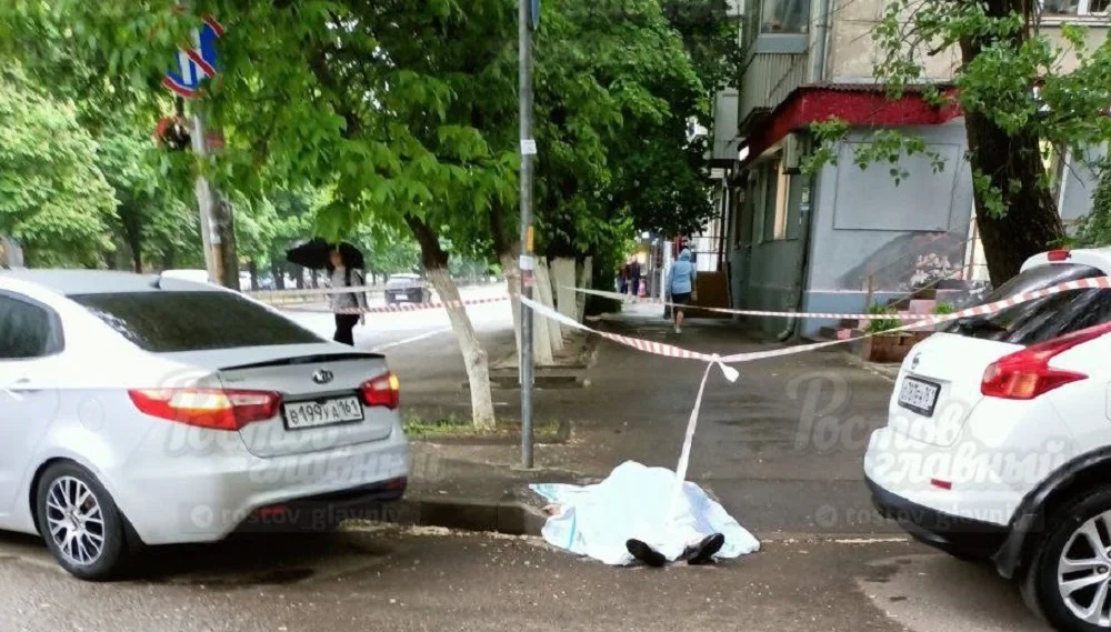 Женщина умерла прямо на тротуаре на проспекте Ленина в Ростове-на-Дону днем 22 мая