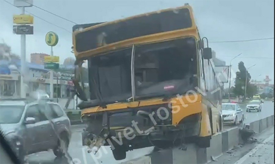 Пассажирский автобус врезался в отбойник на ул. Малиновского в Ростове-на-Дону утром 8 мая