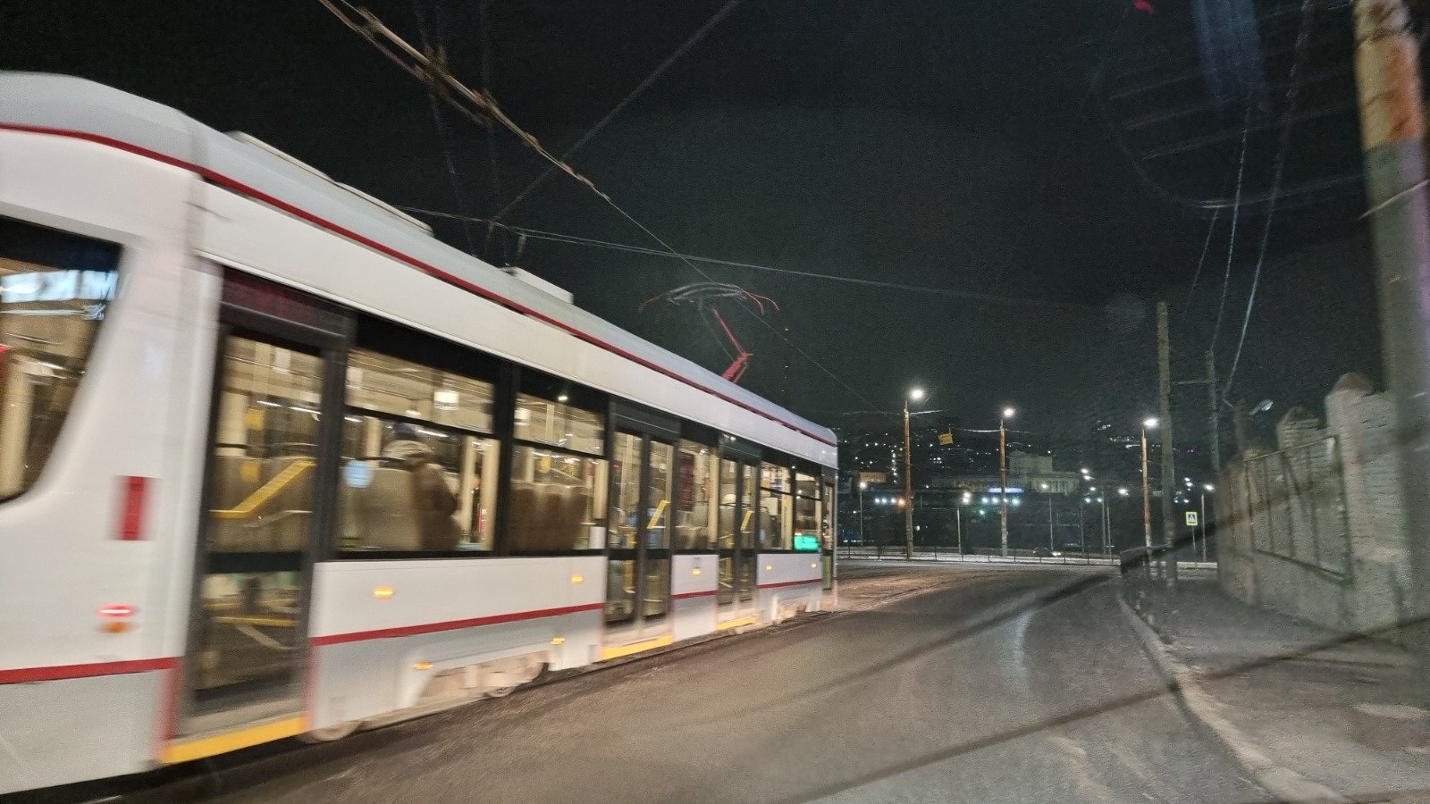 Полиция поймала одного из вандалов, разрисовавших в мае новый красный трамвай в Таганроге