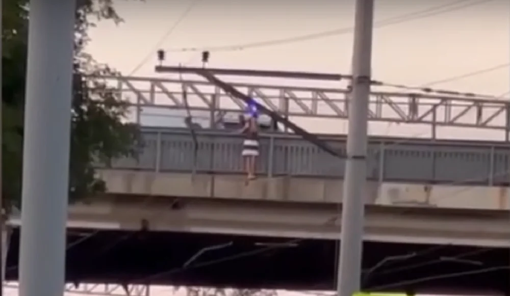 В Шахтах полицейский заблокировал девушку и не дал ей спрыгнуть с моста