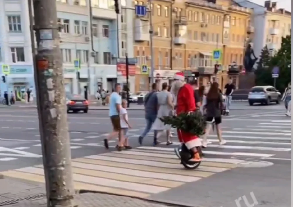Всех жителей в Ростове удивил Дед Мороз на самокате 18 июня