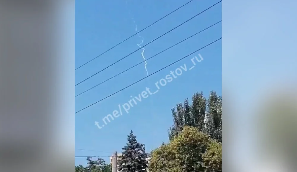 Жители в Ростове заявили о хлопках и странных следах в небе днем 20 июня