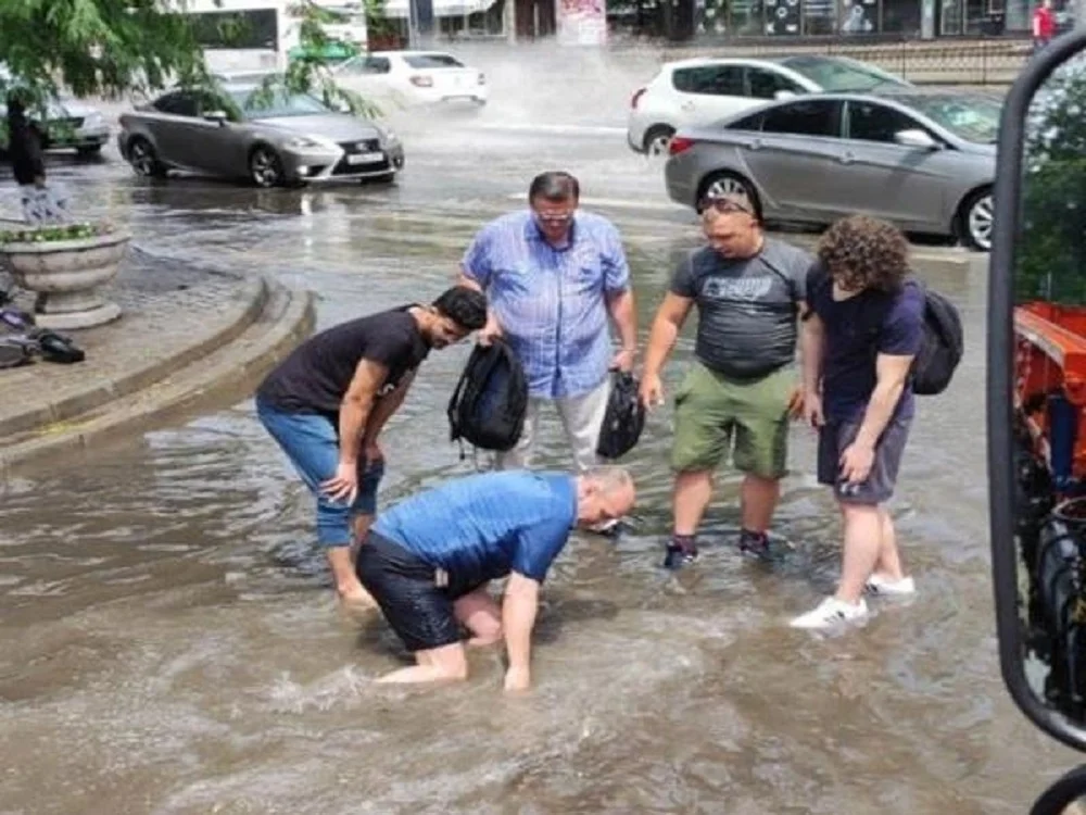 В Ростове на Варфоломеева мужчина второй раз провалился в залитую водой яму