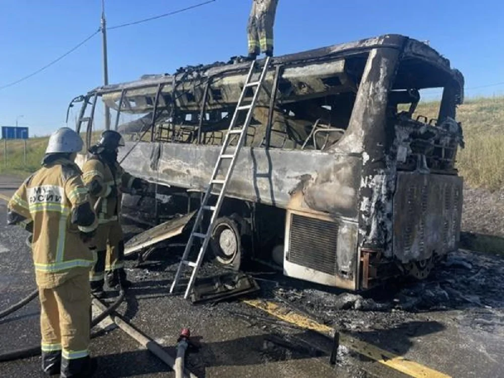 На трассе М-4 "Дон" сгорел автобус из Геленджика в Ростов днем 28 июня