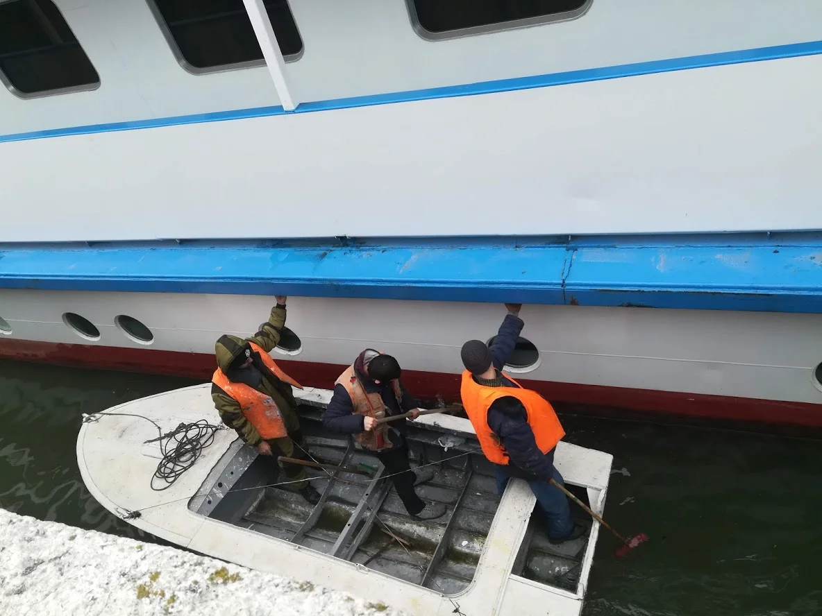 В Таганрогском заливе спасли шестерых мужчин, уплывших в Азовское море без бензина